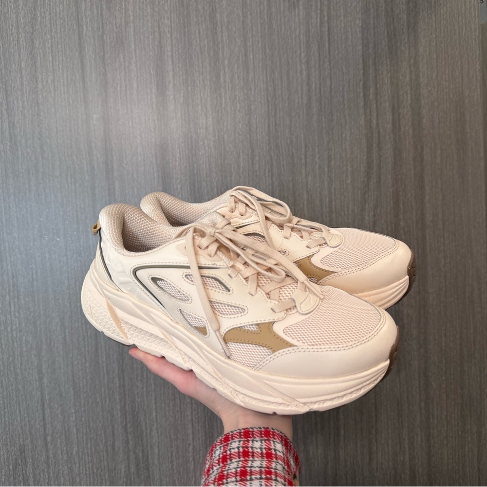 Hoka Clifton L size 8 vanilla wheat cream sneakers